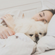Los hispanos tienen 1,8 veces más posibilidades de dormir poco (menos de seis horas por la noche) que los blancos.